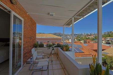 Casa à venda com 302m², 5 quartos e 3 vagasQuarto 2 - Varanda