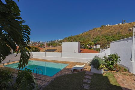 Casa à venda com 302m², 5 quartos e 3 vagasPiscina