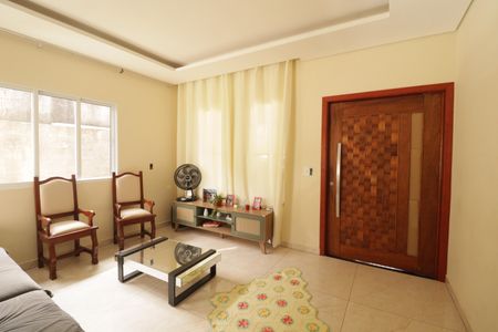 Casa à venda com 223m², 3 quartos e 2 vagasSala