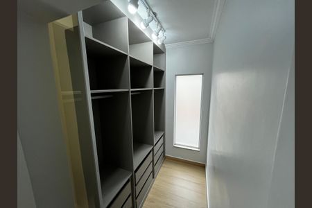 Casa à venda com 228m², 3 quartos e 5 vagasCloset da suíte 3