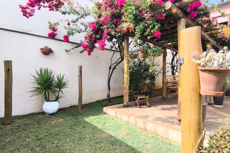 Casa de condomínio à venda com 311m², 4 quartos e 6 vagas Casa de condomínio à venda com 311m², 4 quartos e 6 vagasÁrea Externa