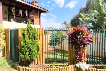 Casa de condomínio à venda com 311m², 4 quartos e 6 vagas Casa de condomínio à venda com 311m², 4 quartos e 6 vagasÁrea Externa