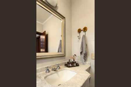 Casa de condomínio à venda com 311m², 4 quartos e 6 vagas Casa de condomínio à venda com 311m², 4 quartos e 6 vagasBanheiro 2