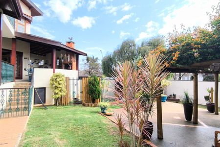 Casa de condomínio à venda com 311m², 4 quartos e 6 vagas Casa de condomínio à venda com 311m², 4 quartos e 6 vagasÁrea Externa