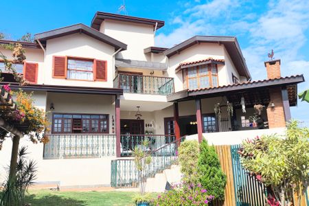 Casa de condomínio à venda com 311m², 4 quartos e 6 vagas Casa de condomínio à venda com 311m², 4 quartos e 6 vagasÁrea Externa