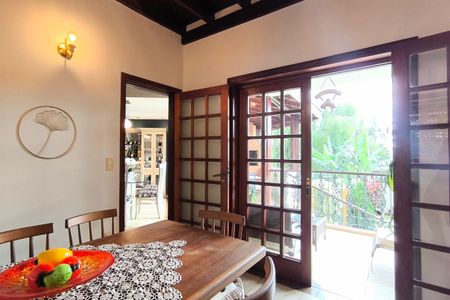 Casa de condomínio à venda com 311m², 4 quartos e 6 vagas Casa de condomínio à venda com 311m², 4 quartos e 6 vagasCopa