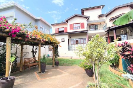 Casa de condomínio à venda com 311m², 4 quartos e 6 vagas Casa de condomínio à venda com 311m², 4 quartos e 6 vagasÁrea Externa