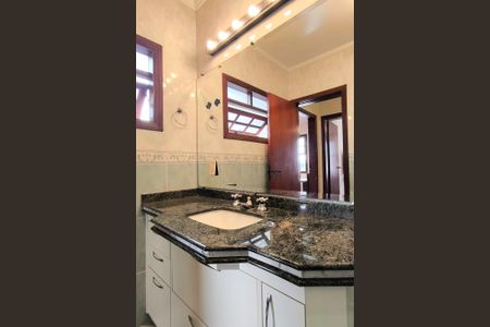 Casa de condomínio à venda com 311m², 4 quartos e 6 vagas Casa de condomínio à venda com 311m², 4 quartos e 6 vagasBanheiro 1