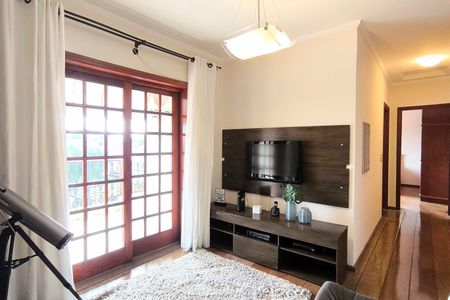 Casa de condomínio à venda com 311m², 4 quartos e 6 vagas Casa de condomínio à venda com 311m², 4 quartos e 6 vagasSala de TV