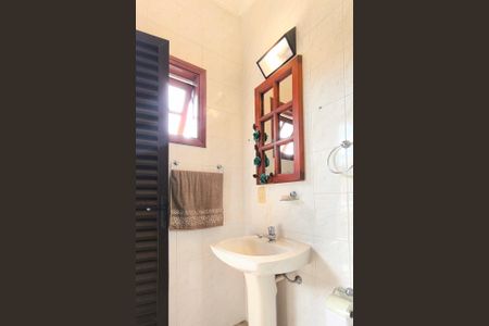 Casa de condomínio à venda com 311m², 4 quartos e 6 vagas Casa de condomínio à venda com 311m², 4 quartos e 6 vagasAdega - Banheiro