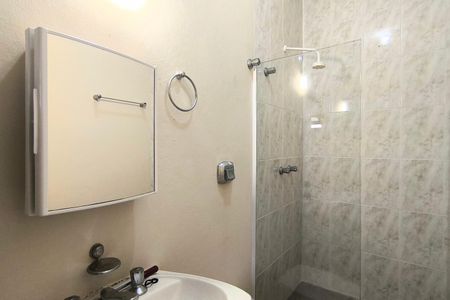 Casa de condomínio à venda com 311m², 4 quartos e 6 vagas Casa de condomínio à venda com 311m², 4 quartos e 6 vagasBanheiro de Serviço