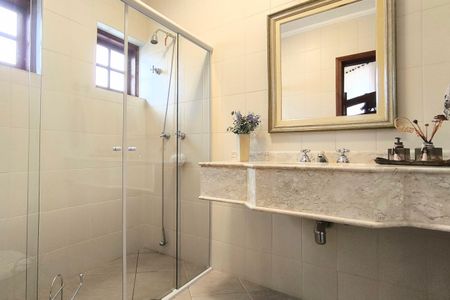 Casa de condomínio à venda com 311m², 4 quartos e 6 vagas Casa de condomínio à venda com 311m², 4 quartos e 6 vagasBanheiro 2