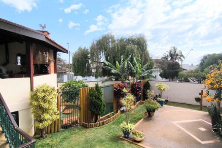 Casa de condomínio à venda com 311m², 4 quartos e 6 vagas Casa de condomínio à venda com 311m², 4 quartos e 6 vagasÁrea Externa