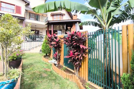 Casa de condomínio à venda com 311m², 4 quartos e 6 vagas Casa de condomínio à venda com 311m², 4 quartos e 6 vagasÁrea Externa