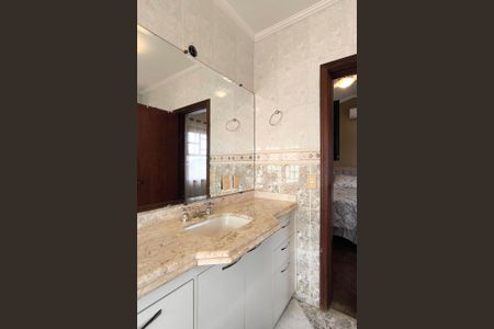 Casa de condomínio à venda com 311m², 4 quartos e 6 vagas Casa de condomínio à venda com 311m², 4 quartos e 6 vagasBanheiro da Suíte 1