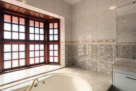 Casa de condomínio à venda com 311m², 4 quartos e 6 vagas Casa de condomínio à venda com 311m², 4 quartos e 6 vagasBanheiro da Suíte 1