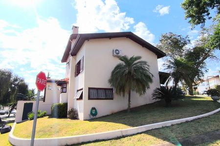 Casa de condomínio à venda com 311m², 4 quartos e 6 vagas Casa de condomínio à venda com 311m², 4 quartos e 6 vagasÁrea Externa