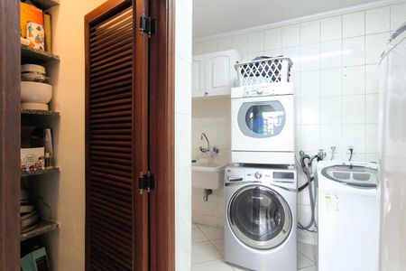 Casa de condomínio à venda com 311m², 4 quartos e 6 vagas Casa de condomínio à venda com 311m², 4 quartos e 6 vagasÁrea de Serviço