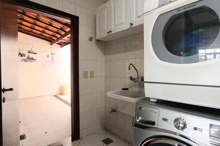 Casa de condomínio à venda com 311m², 4 quartos e 6 vagas Casa de condomínio à venda com 311m², 4 quartos e 6 vagasÁrea de Serviço