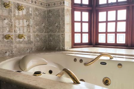 Casa de condomínio à venda com 311m², 4 quartos e 6 vagas Casa de condomínio à venda com 311m², 4 quartos e 6 vagasBanheiro da Suíte 1