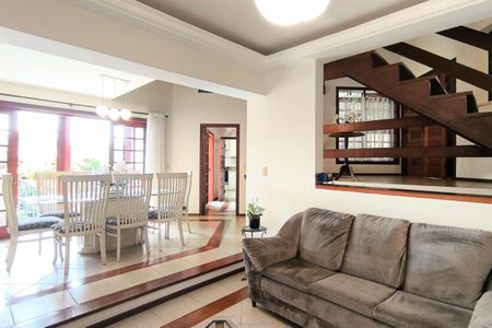 Casa de condomínio à venda com 311m², 4 quartos e 6 vagas Casa de condomínio à venda com 311m², 4 quartos e 6 vagasSala de TV