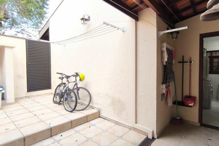 Casa de condomínio à venda com 311m², 4 quartos e 6 vagas Casa de condomínio à venda com 311m², 4 quartos e 6 vagasÁrea de Serviço