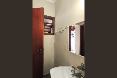 Casa de condomínio à venda com 311m², 4 quartos e 6 vagas Casa de condomínio à venda com 311m², 4 quartos e 6 vagasBanheiro de Serviço