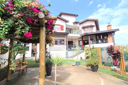 Casa de condomínio à venda com 311m², 4 quartos e 6 vagas Casa de condomínio à venda com 311m², 4 quartos e 6 vagasÁrea Externa