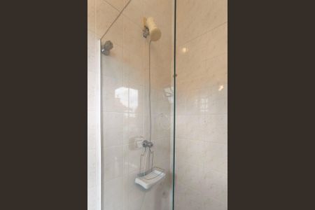 Casa de condomínio à venda com 311m², 4 quartos e 6 vagas Casa de condomínio à venda com 311m², 4 quartos e 6 vagasAdega - Banheiro