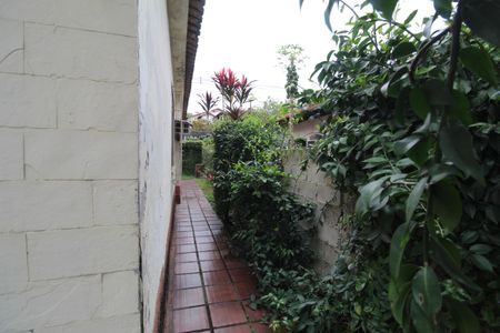 Casa à venda com 250m², 2 quartos e 3 vagasLateral da casa