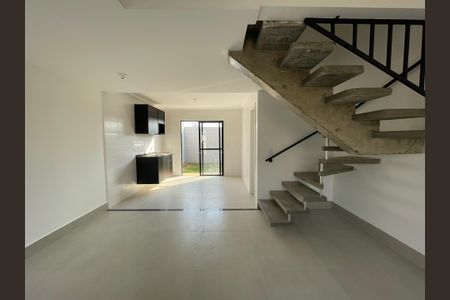 Sala de casa de condomínio para alugar com 3 quartos, 77m² em Jardim Ipes, Cotia