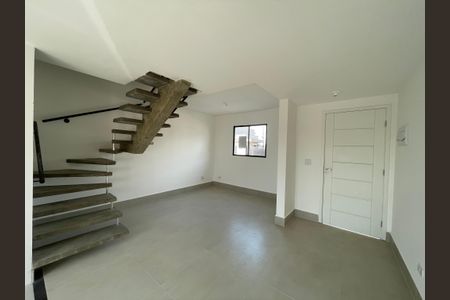 Sala de casa de condomínio para alugar com 3 quartos, 77m² em Jardim Ipes, Cotia