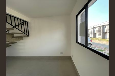 Sala de casa de condomínio para alugar com 3 quartos, 77m² em Jardim Ipes, Cotia