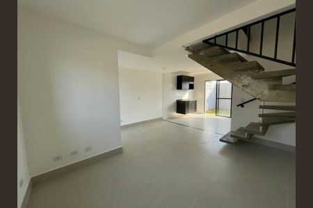 Sala de casa de condomínio para alugar com 3 quartos, 77m² em Jardim Ipes, Cotia