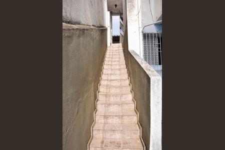 Casa para alugar com 90m², 2 quartos e 1 vaga Casa para alugar com 90m², 2 quartos e 1 vagaEscada