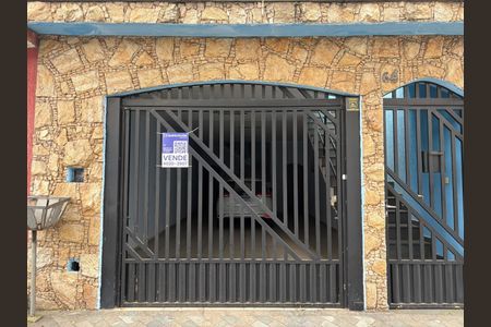 Casa à venda com 260m², 3 quartos e 3 vagas Casa à venda com 260m², 3 quartos e 3 vagasFachada