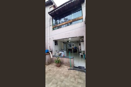 Casa à venda com 219m², 3 quartos e 2 vagasQuintal