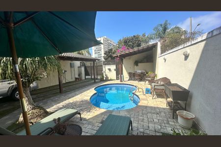 Casa à venda com 250m², 4 quartos e 2 vagasQuintal