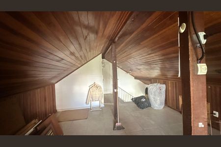 Casa à venda com 250m², 4 quartos e 2 vagasSótão