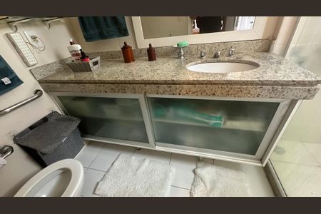 Casa à venda com 250m², 4 quartos e 2 vagasBanheiro da Suíte 4