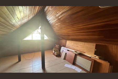 Casa à venda com 250m², 4 quartos e 2 vagasSótão