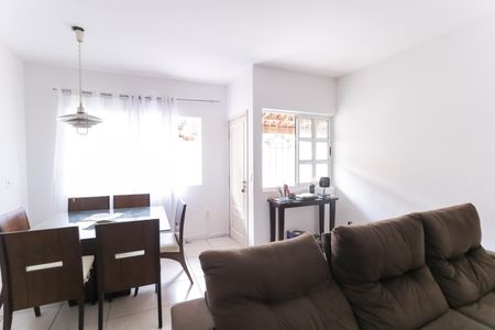 Casa à venda com 110m², 3 quartos e 2 vagas Casa à venda com 110m², 3 quartos e 2 vagasSala