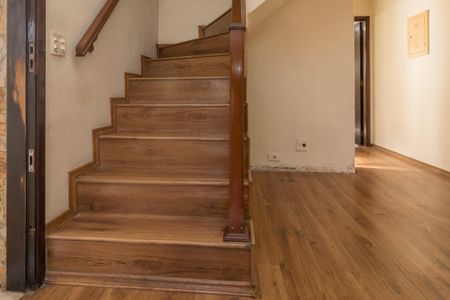 Casa à venda com 150m², 3 quartos e 2 vagasEscada de acesso