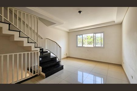 Casa para alugar com 105m², 3 quartos e 2 vagasSala