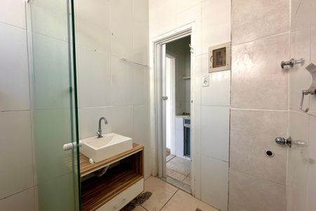Banheiro de kitnet/studio para alugar com 1 quarto, 22m² em Humaitá, Rio de Janeiro