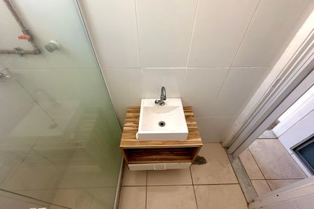 Banheiro de kitnet/studio para alugar com 1 quarto, 22m² em Humaitá, Rio de Janeiro