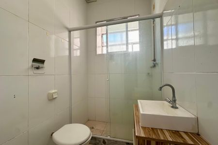 Banheiro de kitnet/studio para alugar com 1 quarto, 22m² em Humaitá, Rio de Janeiro