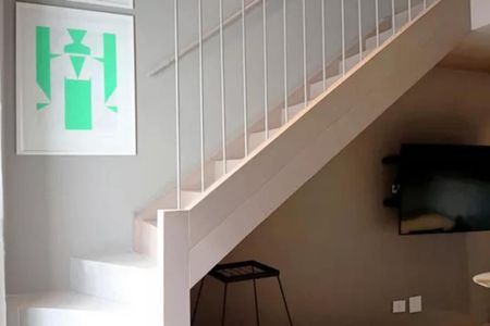 Apartamento à venda com 80m², 1 quarto e 1 vaga Apartamento à venda com 80m², 1 quarto e 1 vagaEscada