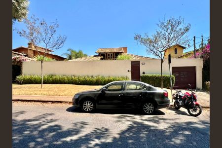Casa para alugar com 1000m², 3 quartos e 7 vagas Casa para alugar com 1000m², 3 quartos e 7 vagasFachada