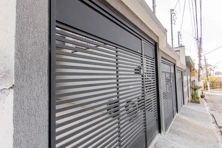 Casa à venda com 115m², 3 quartos e 2 vagas Casa à venda com 115m², 3 quartos e 2 vagasFachada